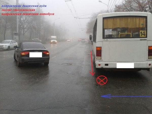 В Ставрополе автобус при движении задним ходом протаранил легковушку